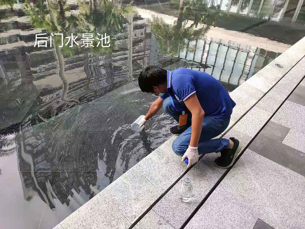 华锦检测师傅现场取水样品.jpg 华锦检测师傅现场取水样品.jpg