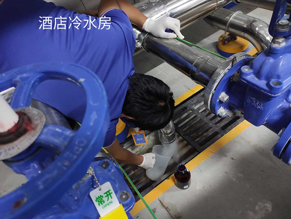 华锦检测师傅采集水样品图示.jpg 华锦检测师傅采集水样品图示.jpg